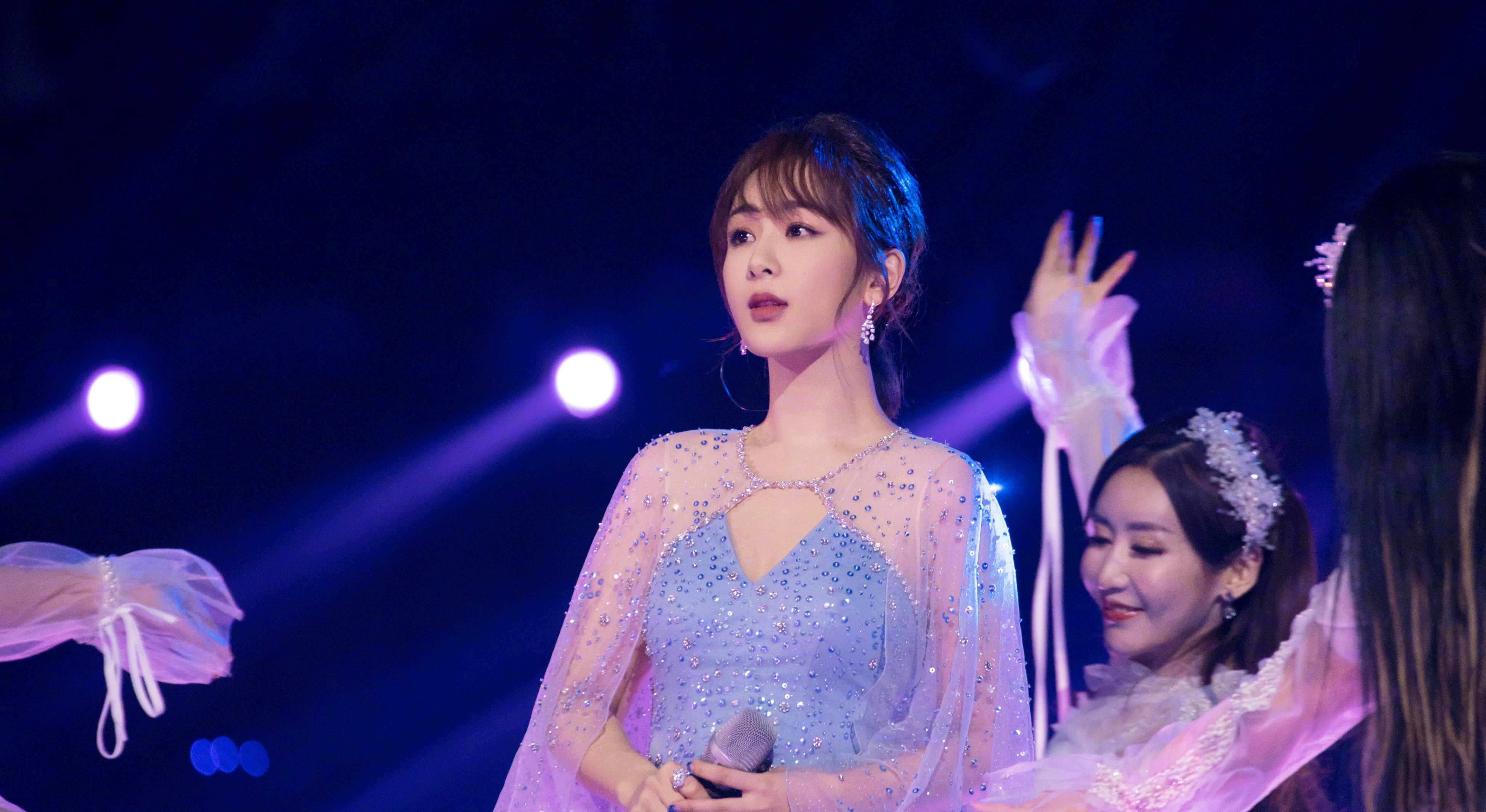 杨紫终于长大了,穿蓝色纱裙秀事业线,美得像个小仙女_气质_积淀_演技