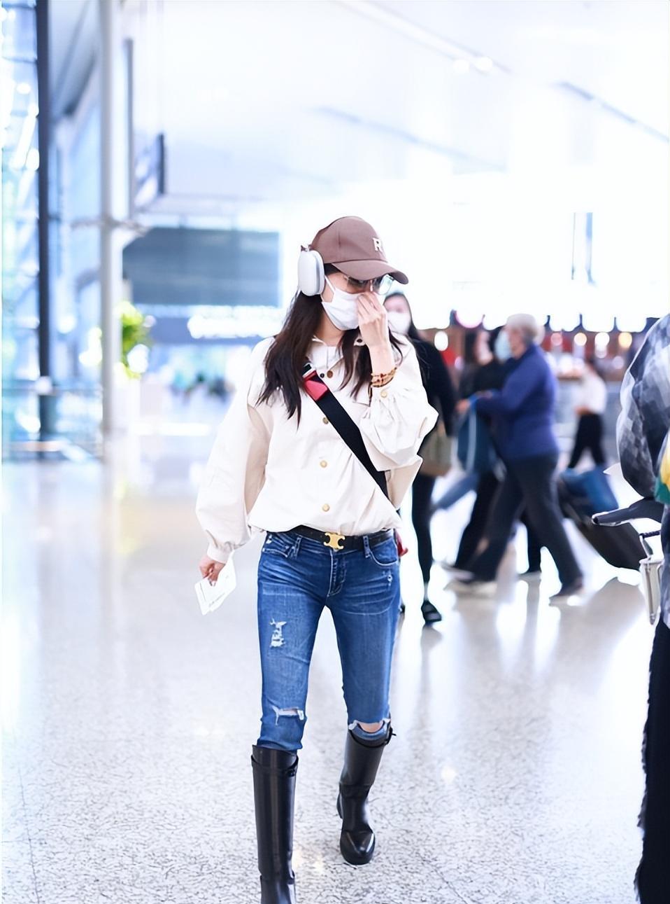 "笑脸"紧身牛仔裤配厚衬衫,张静初俏丽的少女风范!_时尚_生活_女孩子