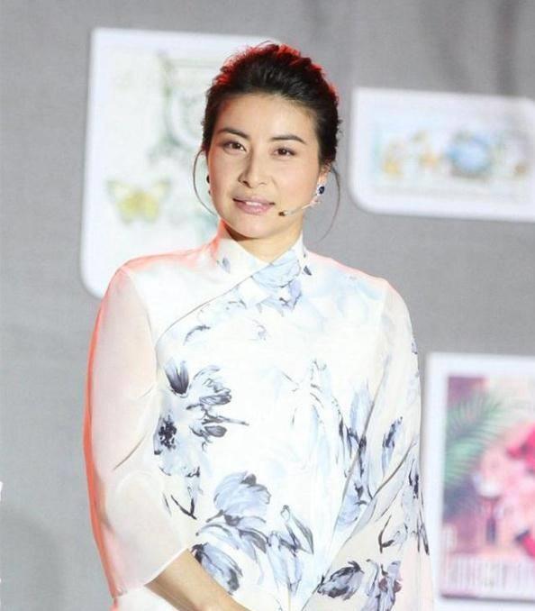 原本以为郭晶晶穿旗袍裙气质好,换上汉服出席活动也改头换面_旗袍装