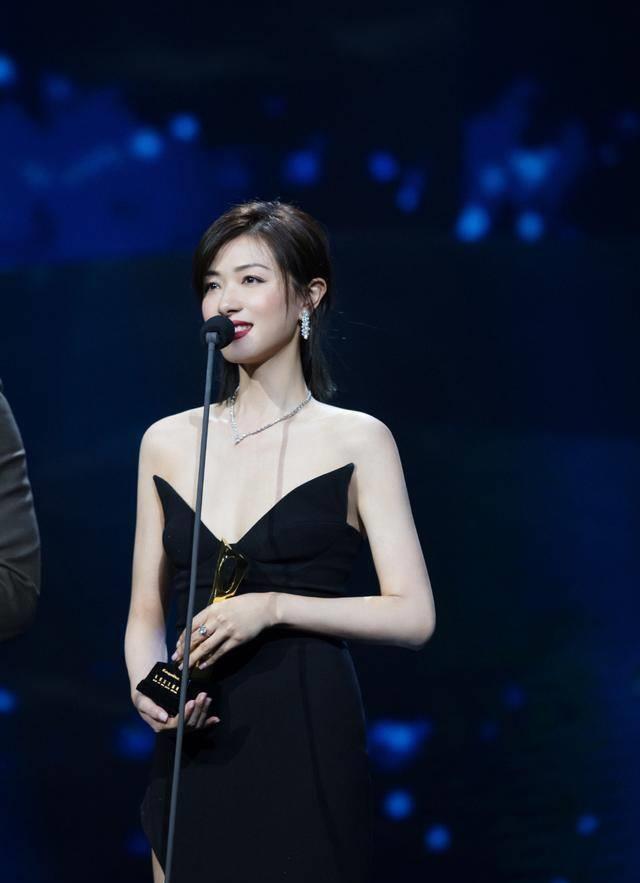 娱乐点评:张艺兴,杨紫,杨洋,陈飞宇,赵丽颖,万茜_发展_黄斌_主流