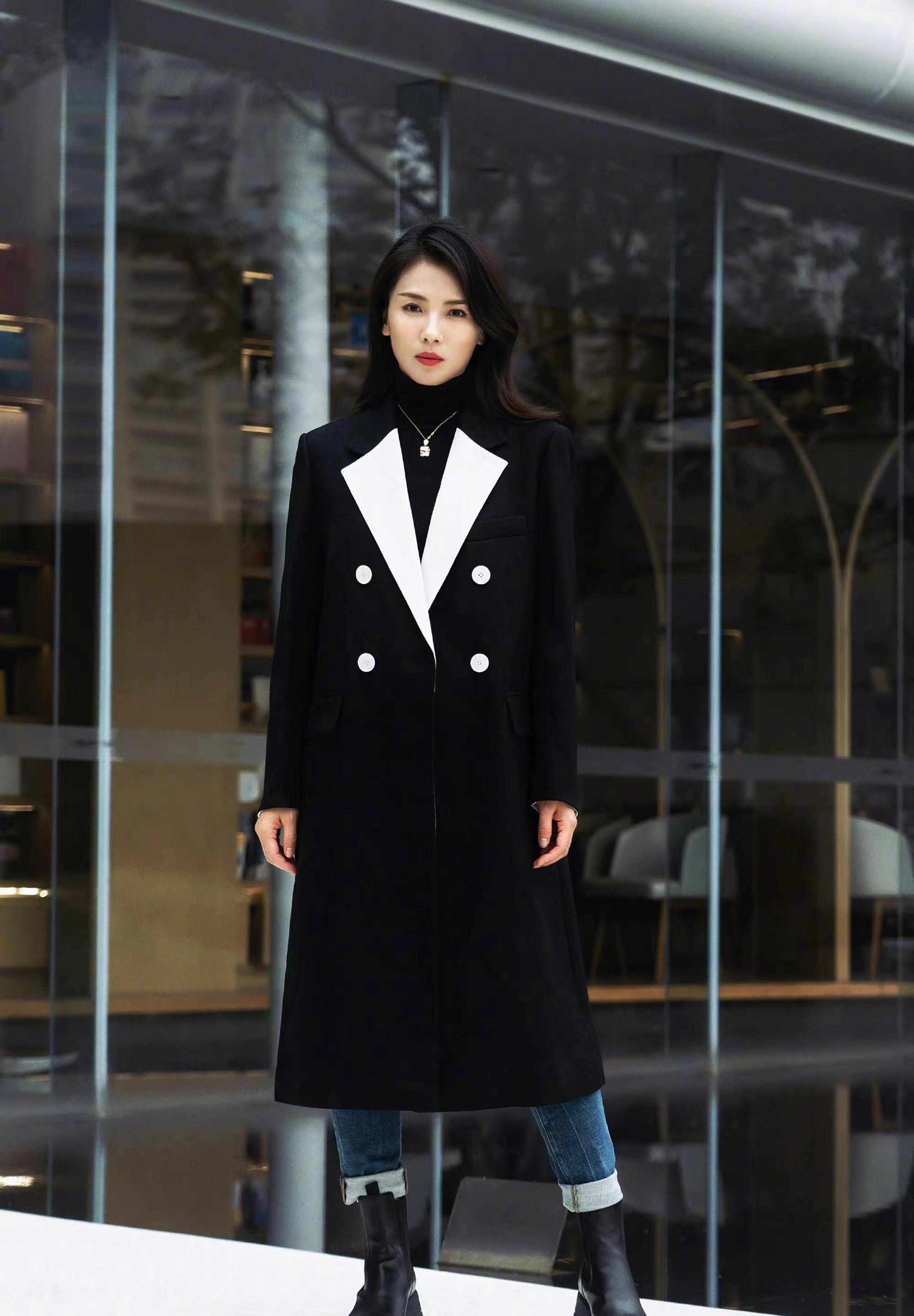 刘涛分享了一套极简风的穿搭,黑色高领内衣 黑白拼色外套,简约时尚
