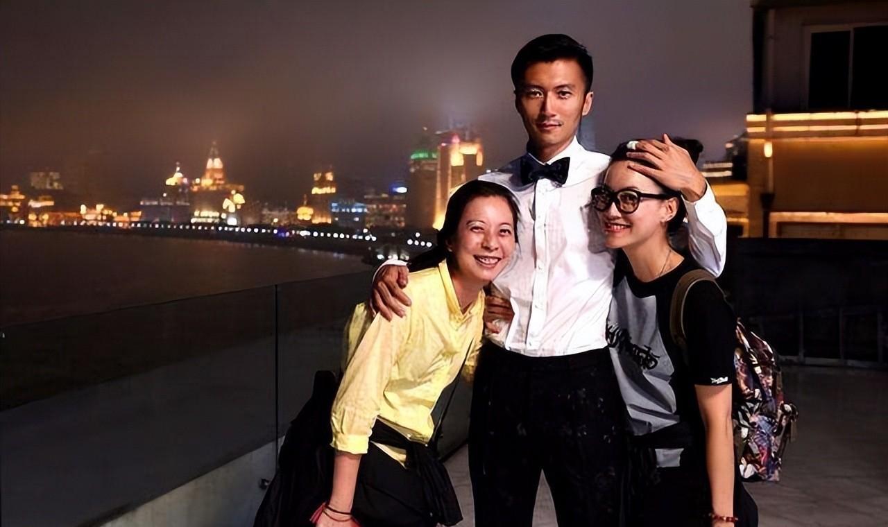 霍汶希近照,真是最美经纪人,她的女儿罕见曝光,像谢霆锋?