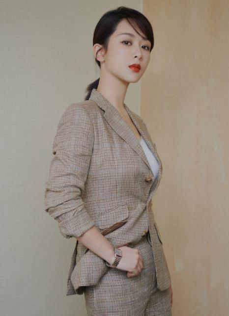 杨紫晒张一山素颜照,准点庆生配文,这才是青梅竹马的待遇_穿着_时候