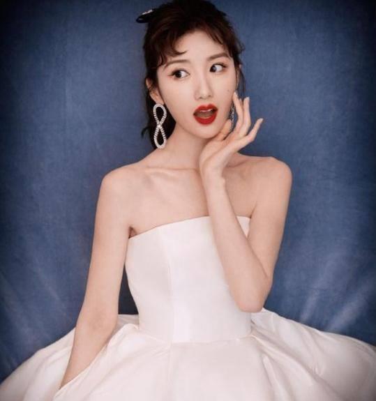 又被毛晓彤惊艳到了,穿落肩裙烫卷发扮在逃公主,是时髦精本人啊_显得