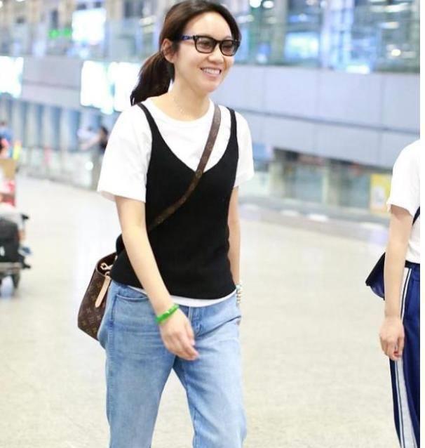 闫妮机场走秀戴满绿手镯,这搭配绝了,路人感瞬间消失_翡翠_珠宝_低调