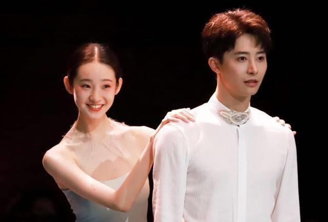 有种"惊艳"叫张艺凡换新发色,褪去黑长直时,美到认不出_徐艺洋_头发