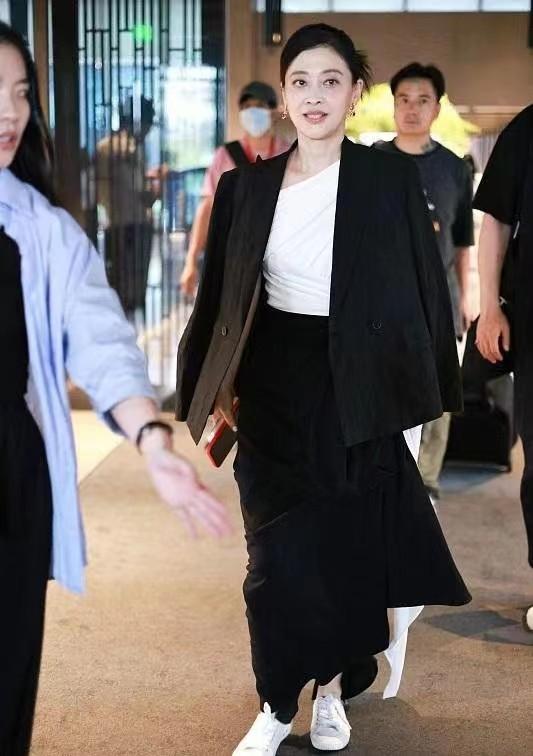 梅婷同框倪萍，两人五官气质好像啊，梅婷脸上长痘眼神强势有气场-梅婷和倪萍越来越像了