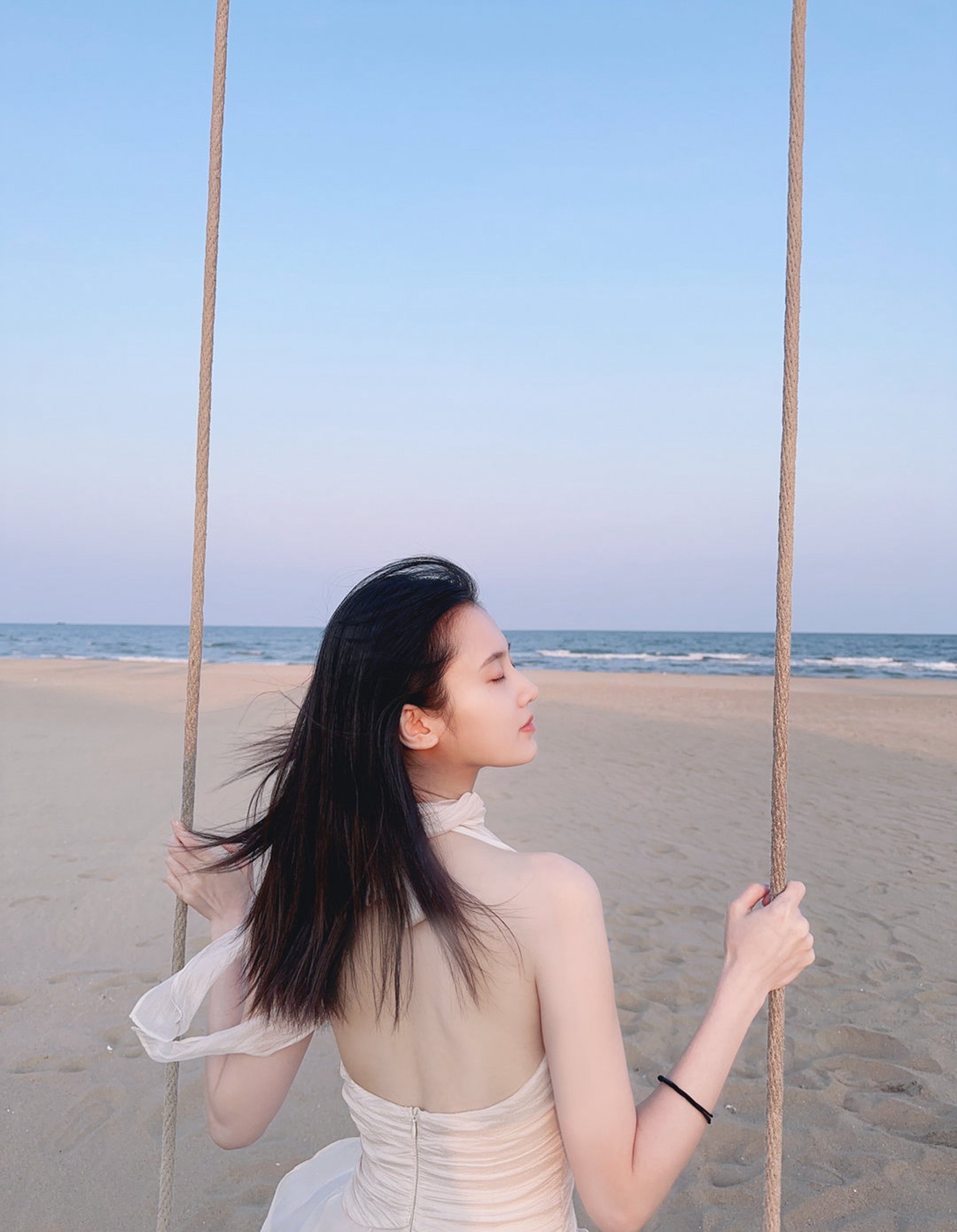 张慧雯白色连衣裙性感美背写真_网友_女神