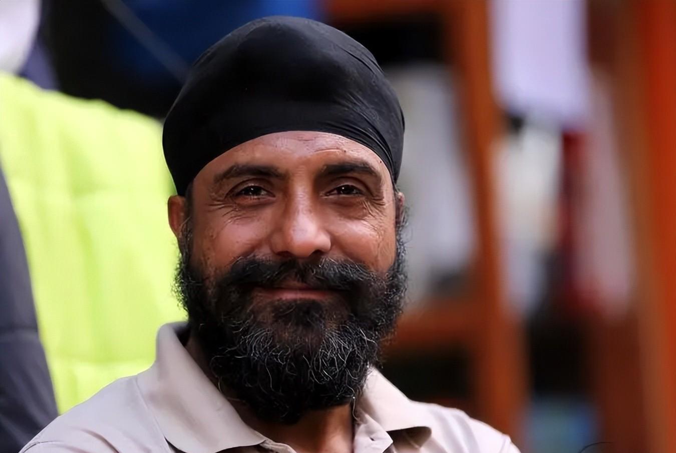 于是,努尔买买提父子回去后,立即去塔县国土资源局,矿产资源管理局和