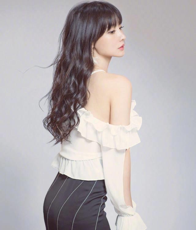 但是,柳岩的演技也相当值得点赞,从《不二神探》的万人迷大姐妩媚多姿