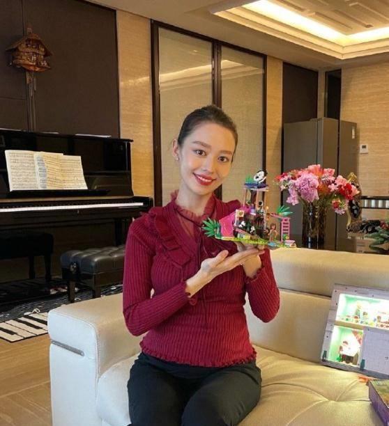 有种"老十岁"叫吉娜生娃,发福像个混血大妈,也就朗朗顶得住_吉娜