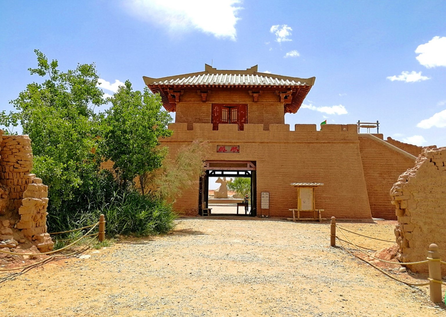 现存有古阳关遗址,阳关烽燧,阳关古道,寿昌城遗址,汉长城塞墙遗址