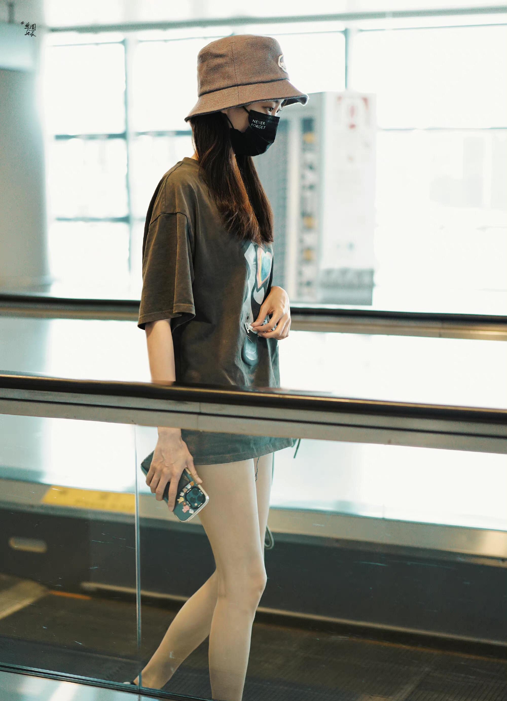 张小斐"修长玉腿"成焦点,穿起来凉爽舒适,腿粗的女生也适合_上衣_感觉