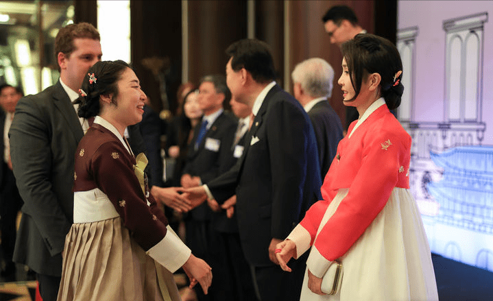 韩国第一夫人美到巴黎了！穿传统韩服闪耀晚宴很惊艳，脸又变嫩了