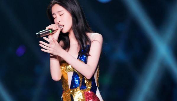 张碧晨花式清唱《光的方向》,她的歌声代入感有多强?_声音_舞台_歌曲