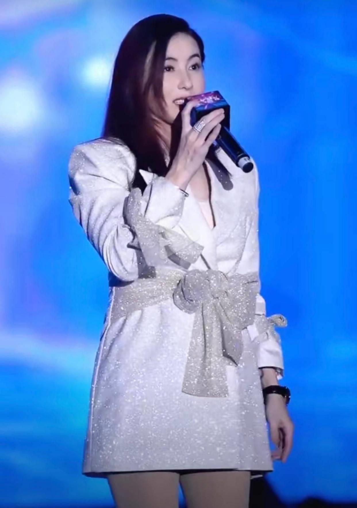 张柏芝久违商演被吐槽,大冬天穿西装裙捞金太拼,唱歌跑调看心酸_身材