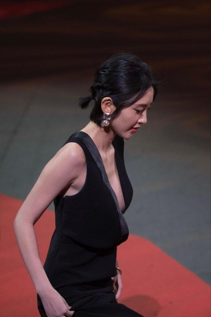 唐艺昕华丽而时尚的黑色晚礼服,凸显出完美的身材和迷人的魅力_活动