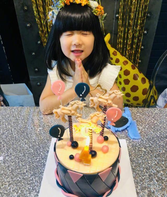 但是张亮很公开自己妻子的正面照,张亮的妻子寇静也是一名模特在结婚