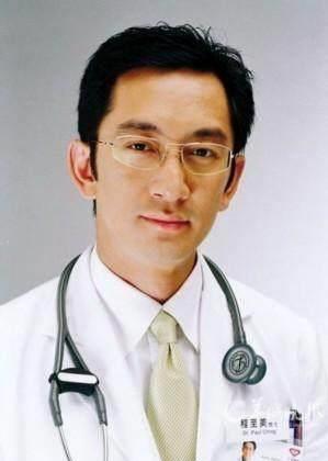 吴启华,真的很神奇,他如果不戴眼镜,其实可以说就是帅哥一枚,比如这样