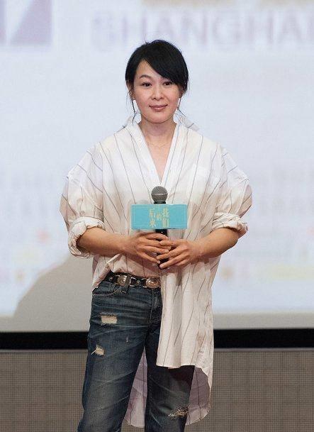 扎低马尾配牛仔裤加宽松衬衫,这样的刘若英你喜欢吗?_时尚_白色_设计