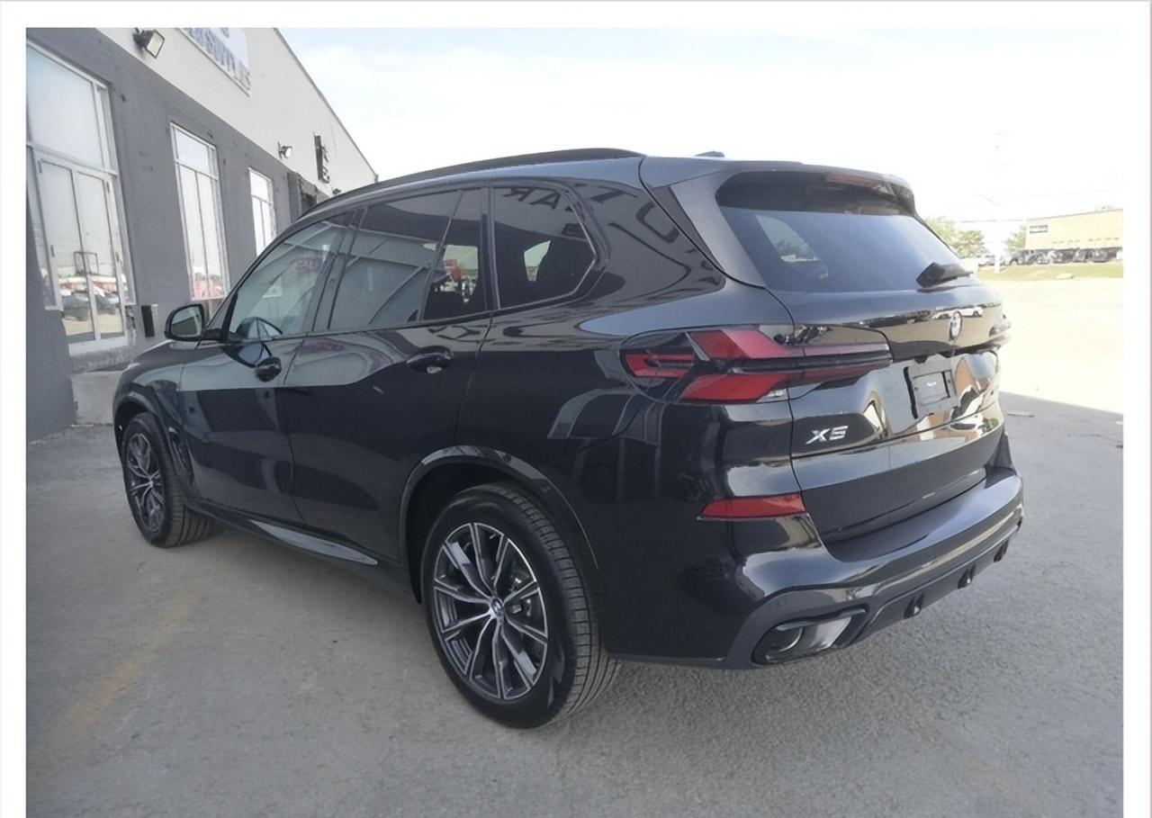 24款加版的宝马x5:拥有黑咖色车身,搭配大连屏_搜狐汽车_搜狐网