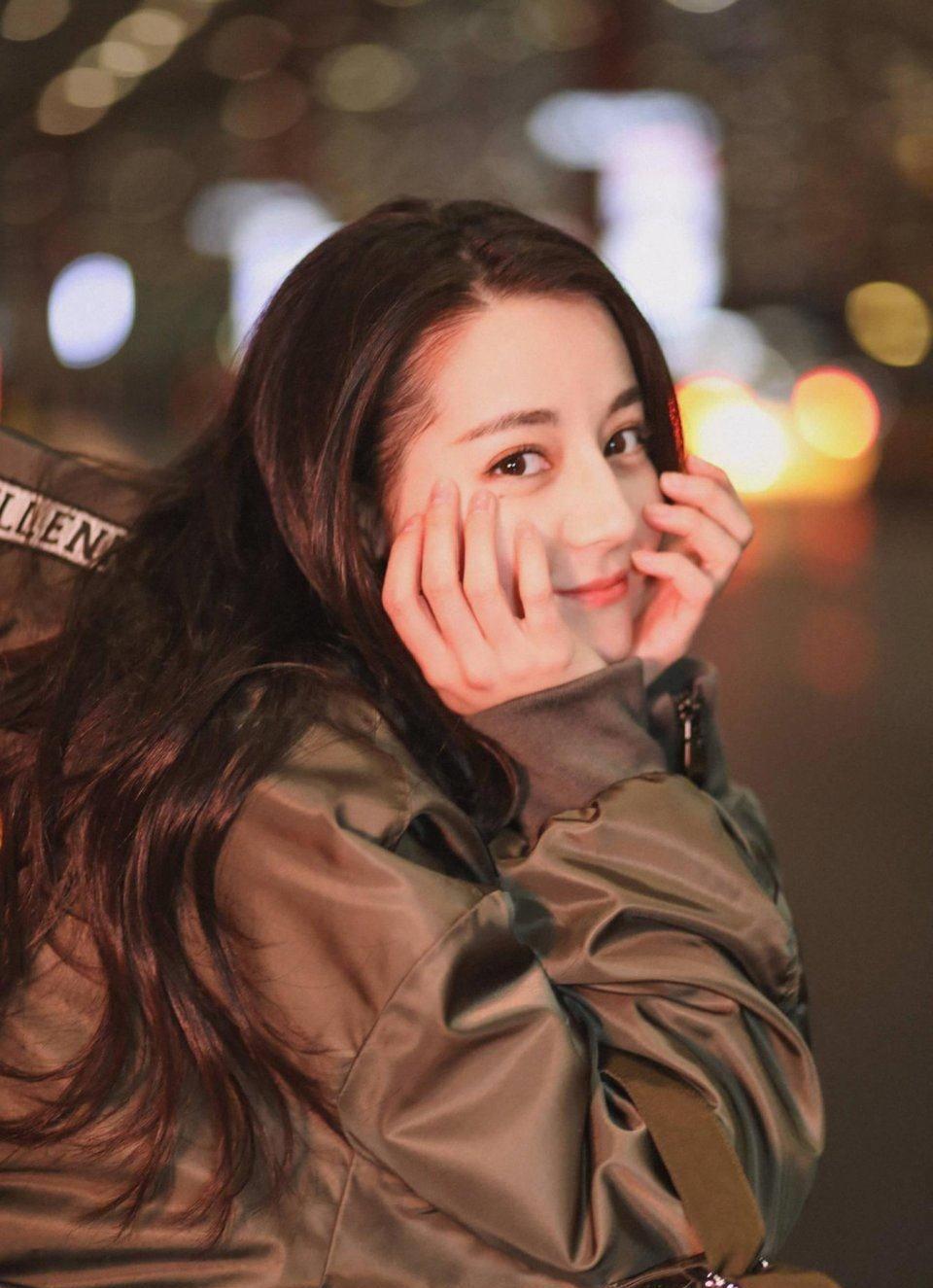 10位女星超爱的捧脸杀,赵丽颖杨幂很可爱,倪妮最好看_双手_自然