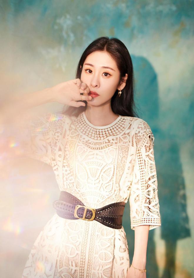 张碧晨真有个性,一袭白色古风衣气质非凡,尽显迷人的女神韵味_服装