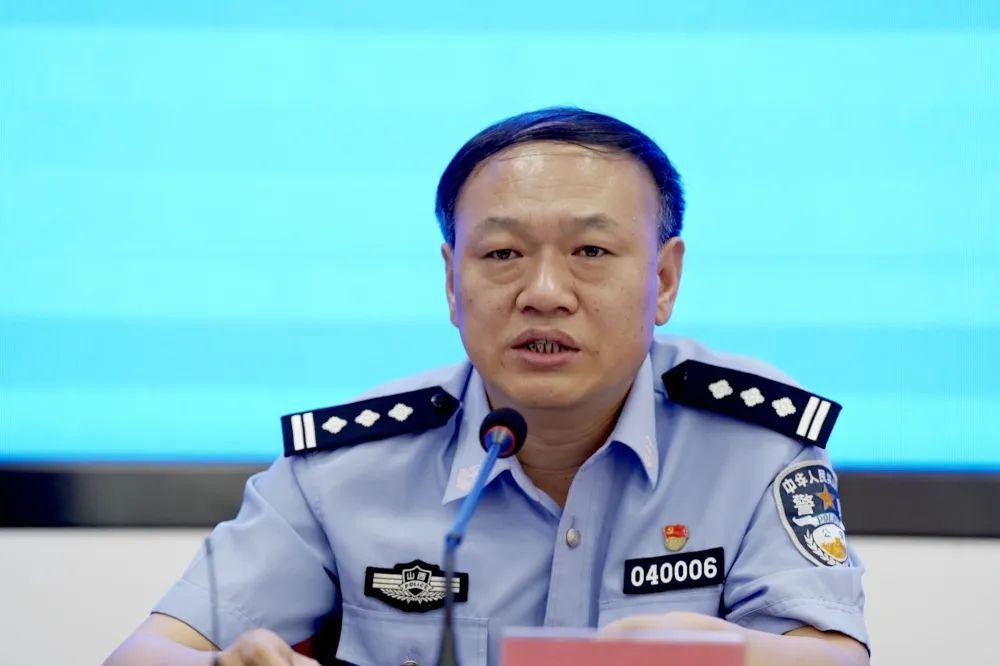 首先,请市禁毒委副主任兼禁毒办主任,市公安局副局长李朝阳同志通报我