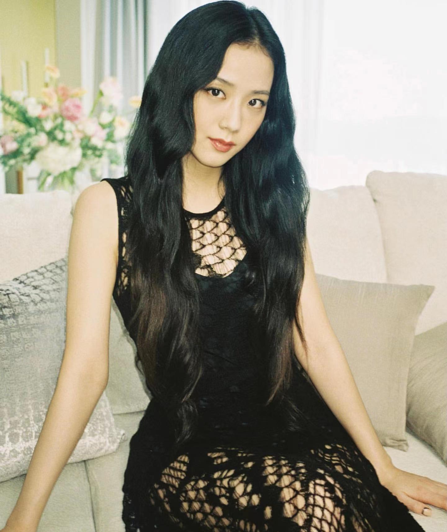 镂空裙摆,波浪长发,blackpink金智秀洋娃娃般的美貌,气质不凡_照片
