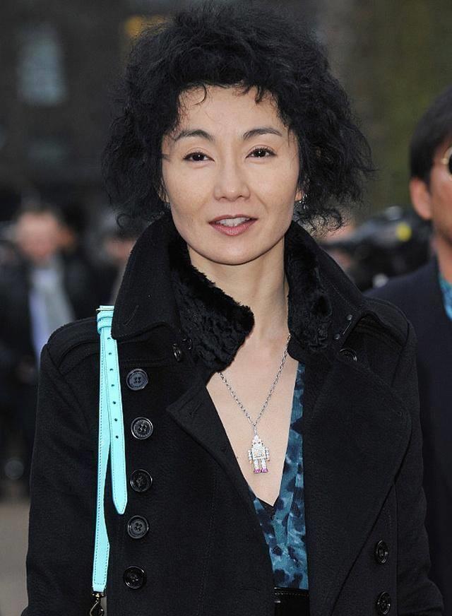 张曼玉带范丞丞逛街买菜,她的美曾经惊艳了时光如今潇洒做自己!