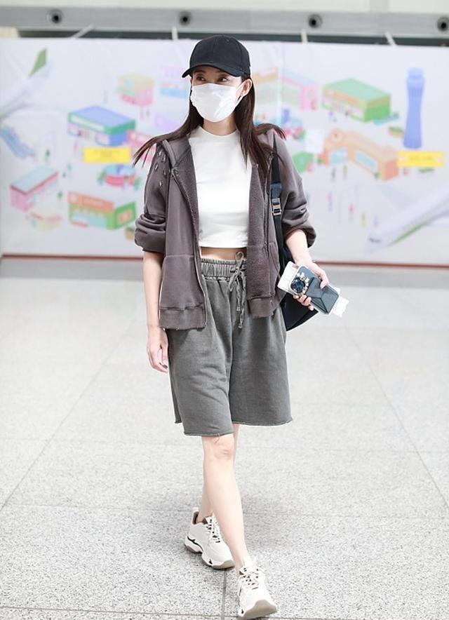 运动短裤又土又没型?那是你不会穿,看张小斐穿的多美_衬衫_身材_时尚