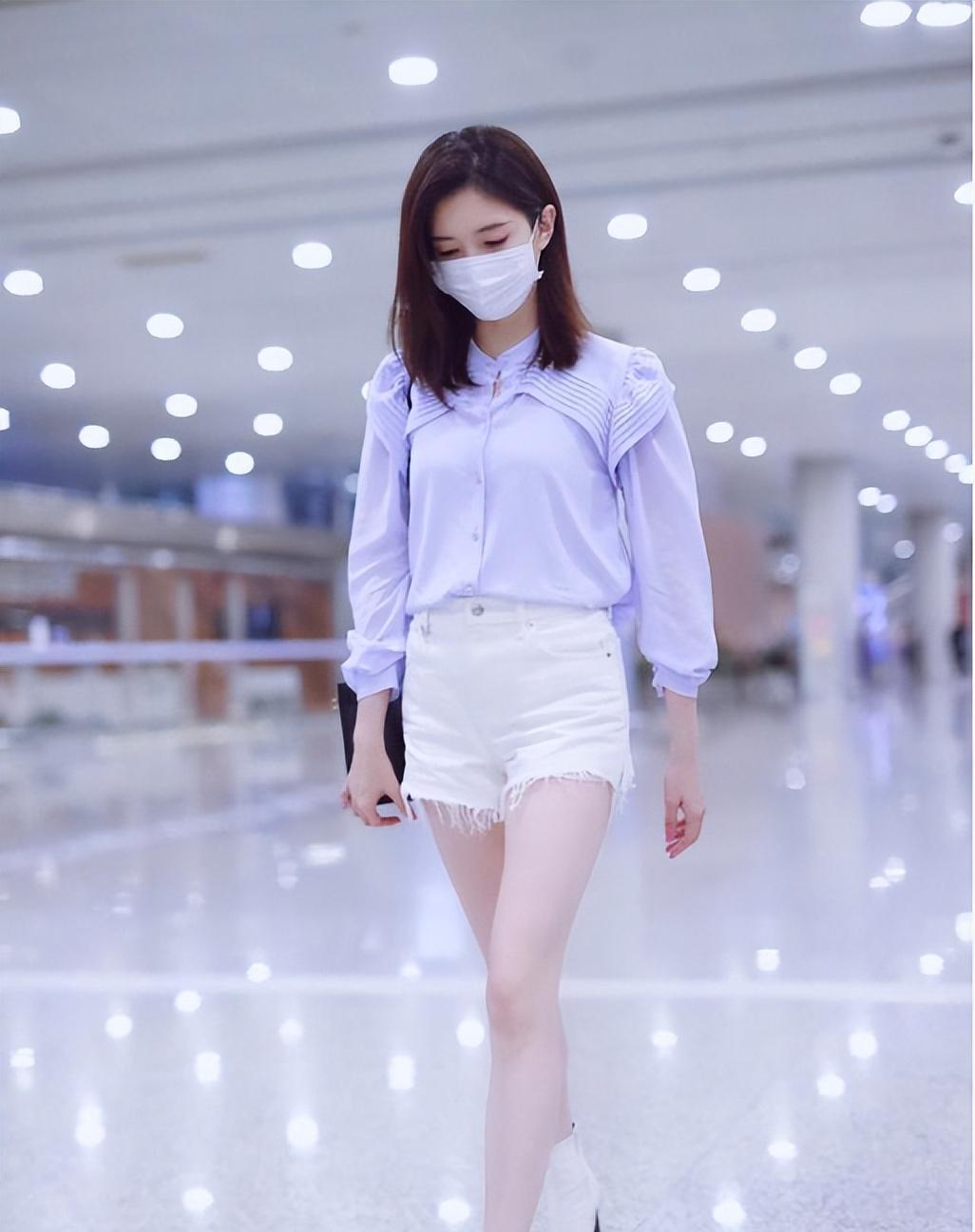 牙膏牛仔短裤搭配白衬衫,江疏影尽显制服魅力,网友:恋爱了_女生_女神