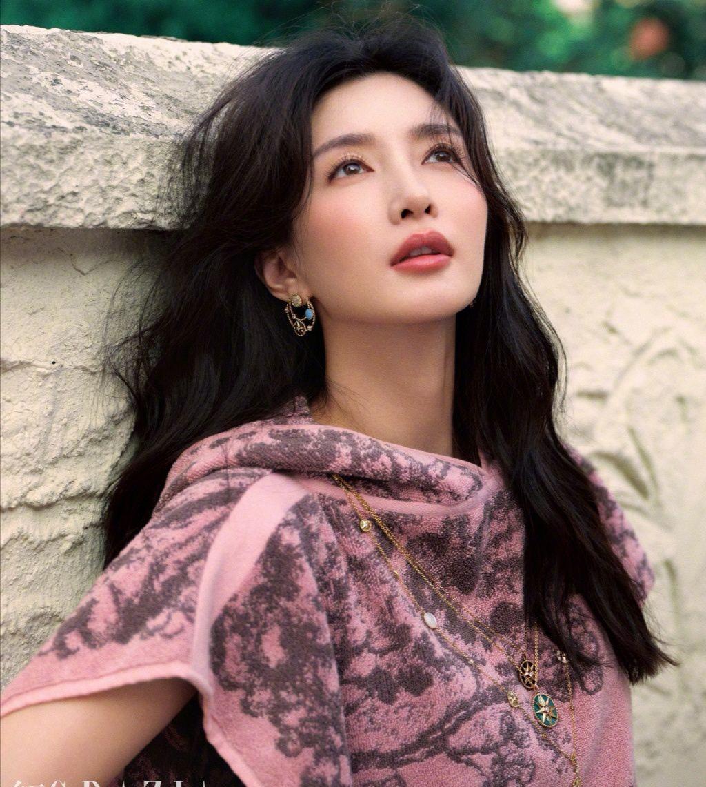 江疏影杂志最新封面出炉,时尚美颜双重效果!_印花_气质_裙子