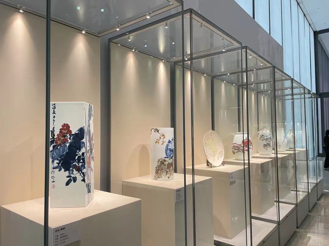 瓷器和绘画的碰撞 马硕山探索瓷上笔墨新神韵_淄博_陶瓷_瓷画
