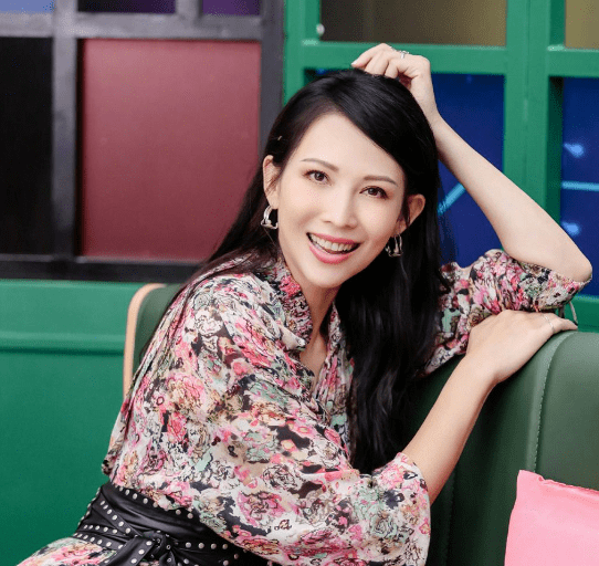 50岁蔡少芬现身街头,皮肤白嫩长发及腰似少女,裙摆上翻疑露底裤_因为