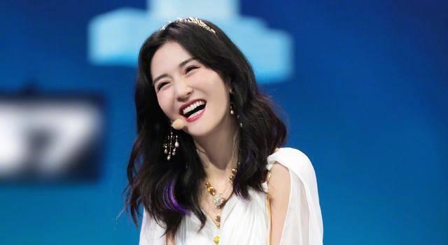 张杰还给谢娜留小纸条,提醒她不要忘了吃药,还主动报备了自己的行程