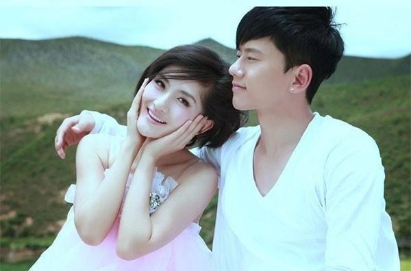 张杰谢娜结婚10周年,穿情侣装照片中谢娜腹部隆起,原来是三千金_时候