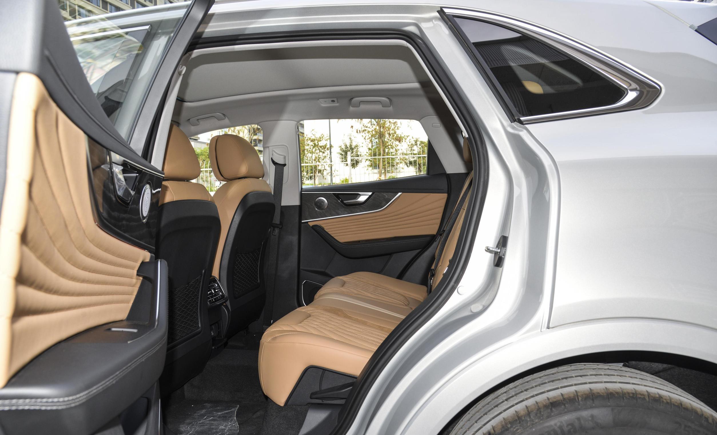 红旗hs5:搭载2.0t 8at动力,是否值得购买?_车型_方面_空间