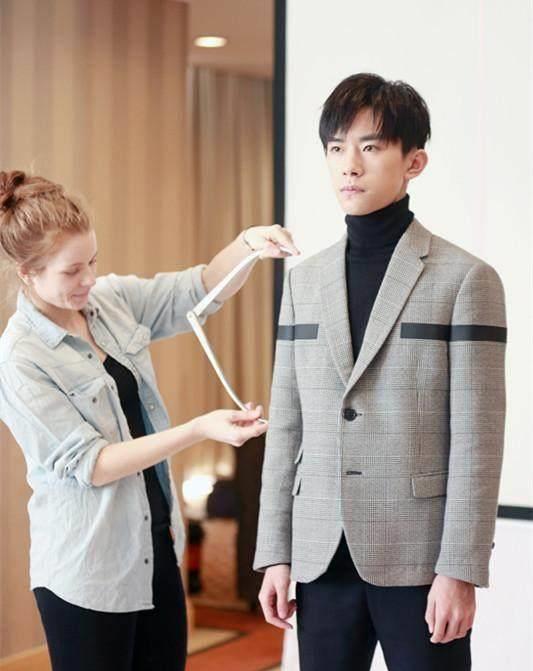 张杰和黄晓明等人的西装搭配都差不多,唯独易烊千玺与众不同!