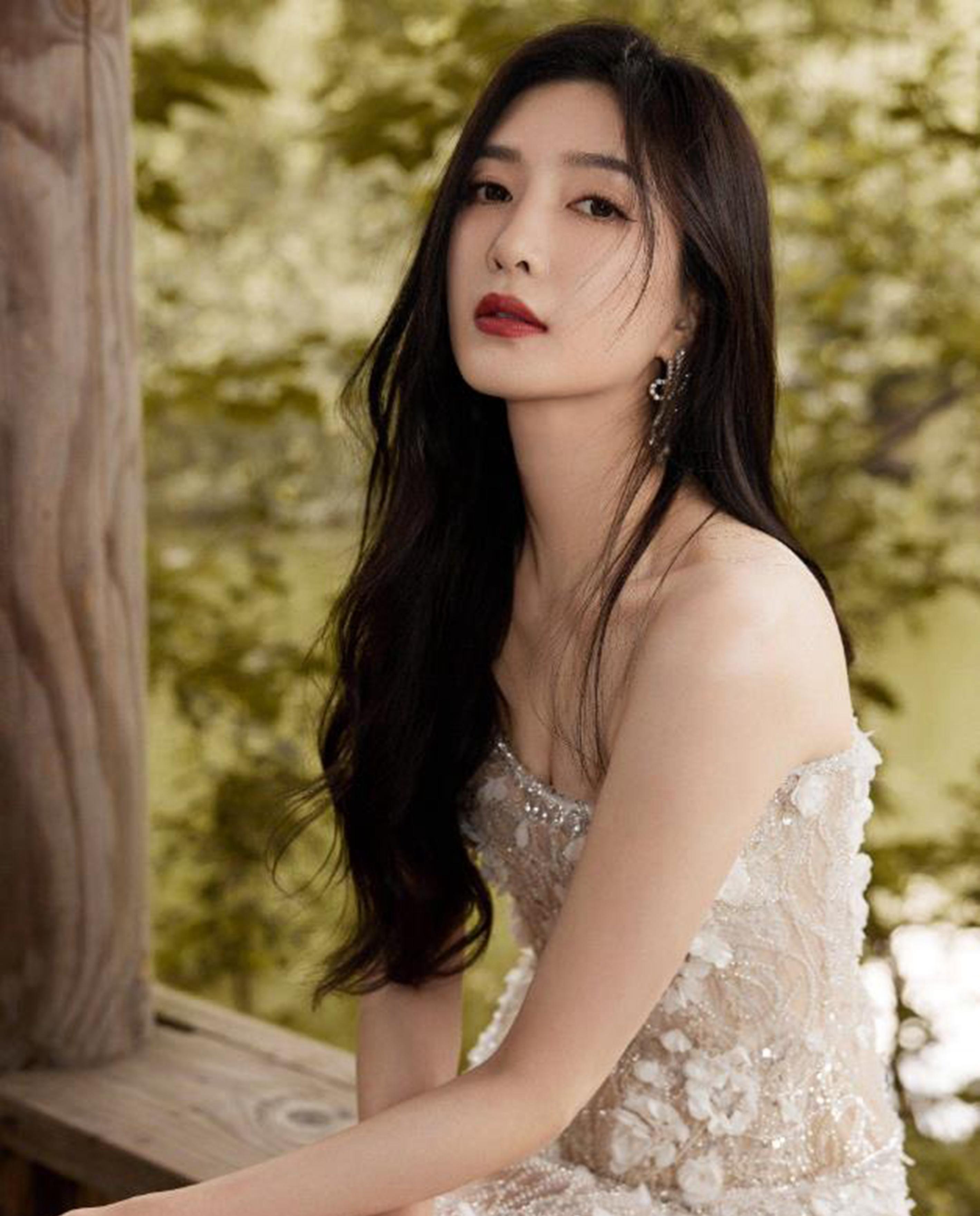 近日,江疏影身着露肩拖尾裙的时尚写真引发网友热议.