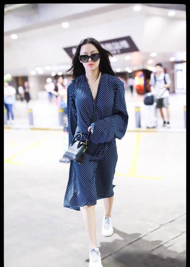 张馨予现身机场,无名指上戒指太闪!网友:这就定了?_男友_李晨_恋情