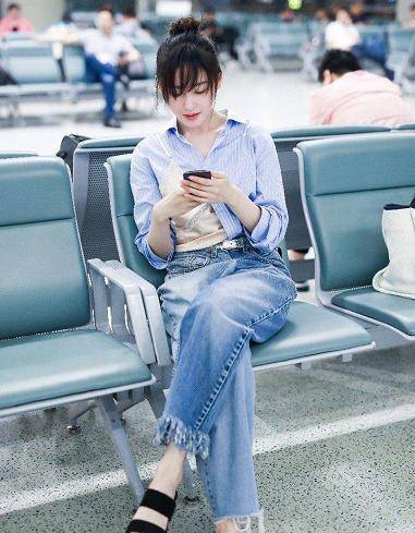 张天爱就是一个很好的例子,她经常性的跷二郎腿,平时的机场照也都是