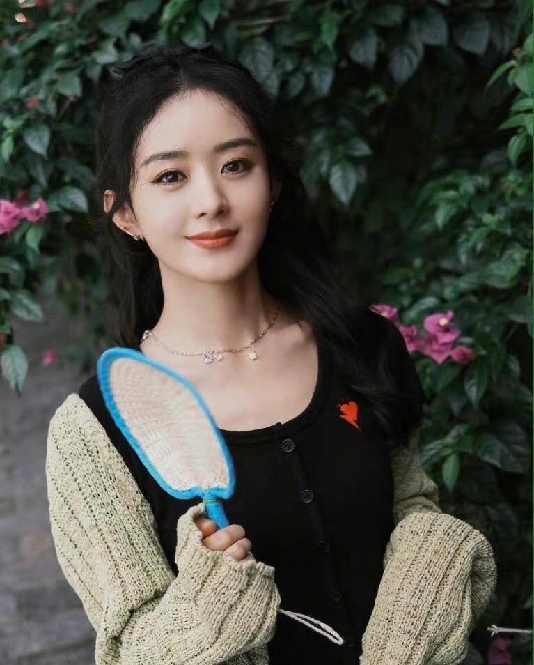 赵丽颖单身后更懂打扮,绿色针织坎肩搭配黑色上衣,秒变18岁少女_造型