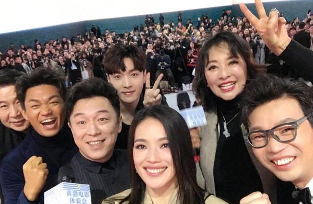 张艺兴台上说错2个字,引众人哄堂大笑,黄渤接下来的举动真暖心_王宝强