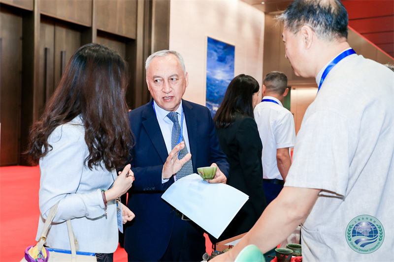 周华"宫廷锔艺"亮相上海合作组织国家民间友好与友城交往成果展_传承