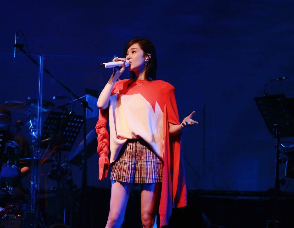 郁可唯毛衣真个性,袖子剪开还编成麻花辫,配百褶裙想不看都难_黑色