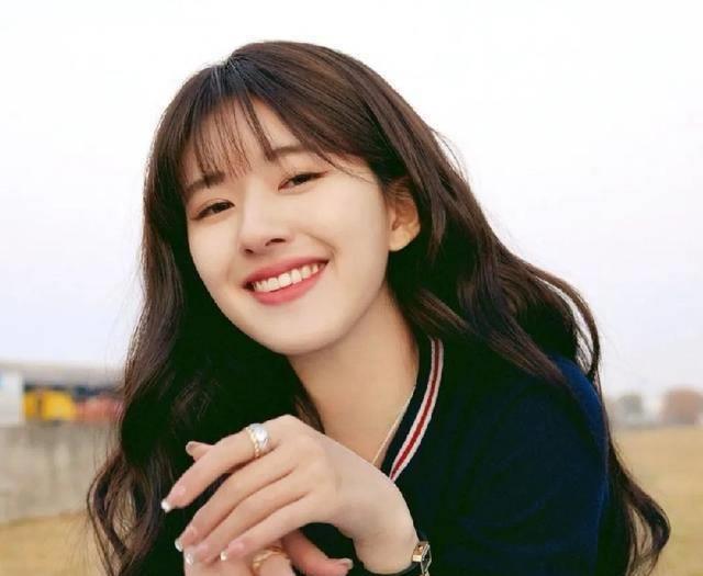 赵露思的眼睛非常的有甜美感,是标准的杏眼,两毫米的开扇双眼皮搭配