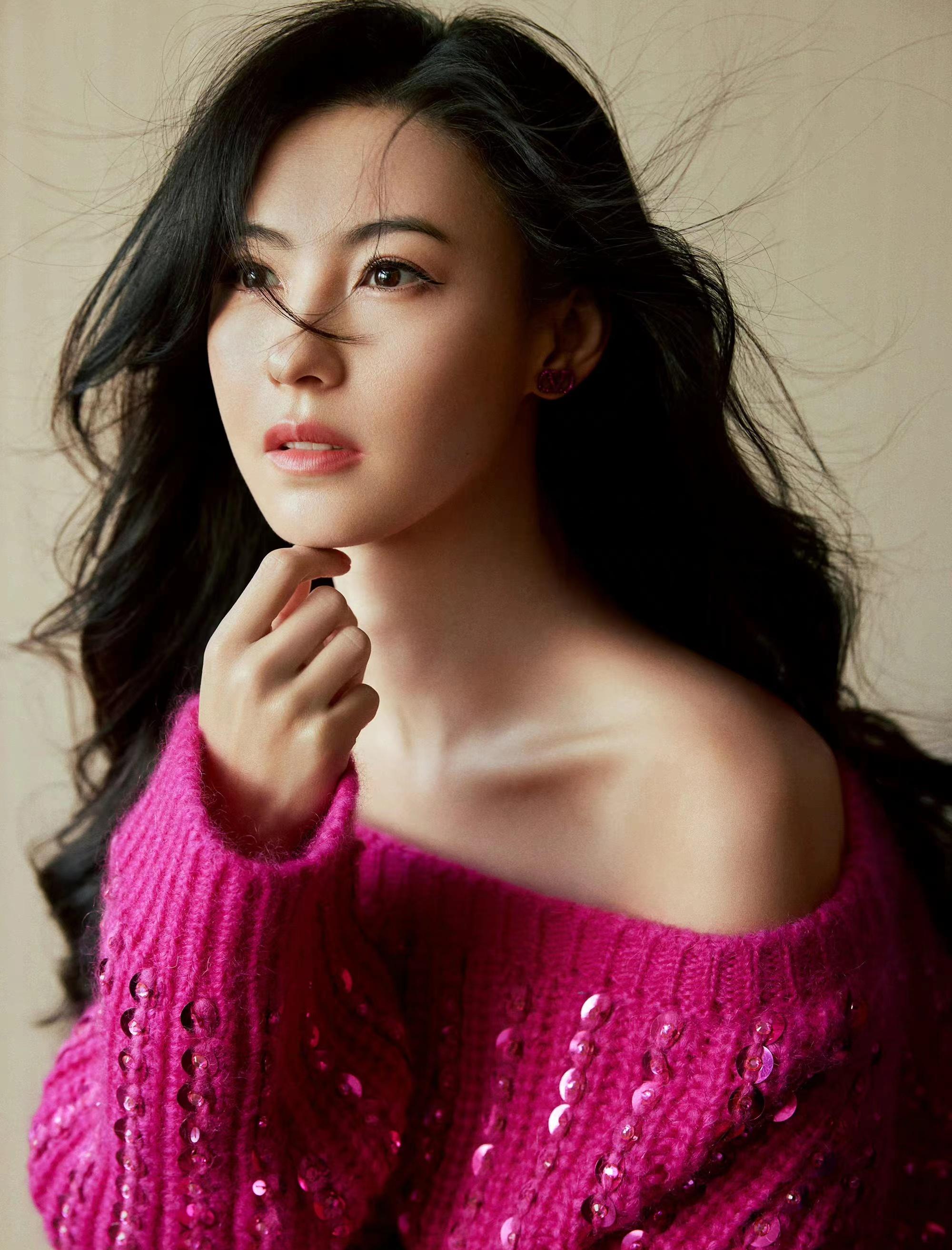 辣妈张柏芝可真潮,穿玫红色毛衣裙配打底袜,个性又时髦_造型_时尚