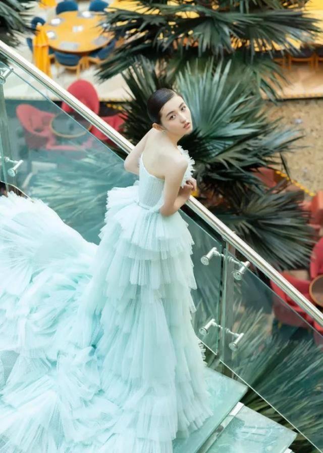 张子枫羽毛裙大秀直角肩,蛋糕裙尽显公主风,网友:妹妹等你长大_气质