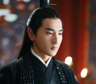 赵又廷和周一围走红毯,两位男星各有风姿,网友对此热议_视频_发型